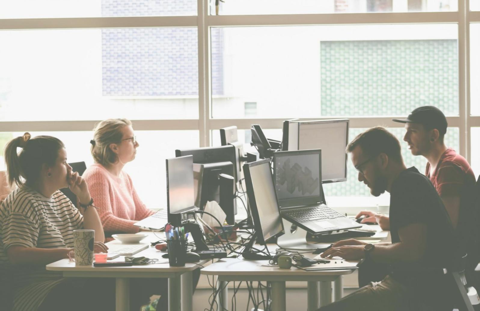 Bureau de conseil financier avec documents et calculatrice